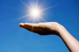 استفاده از کرم ضد آفتاب برای محافظت پوست در برابر پرتوهای فرابنفش